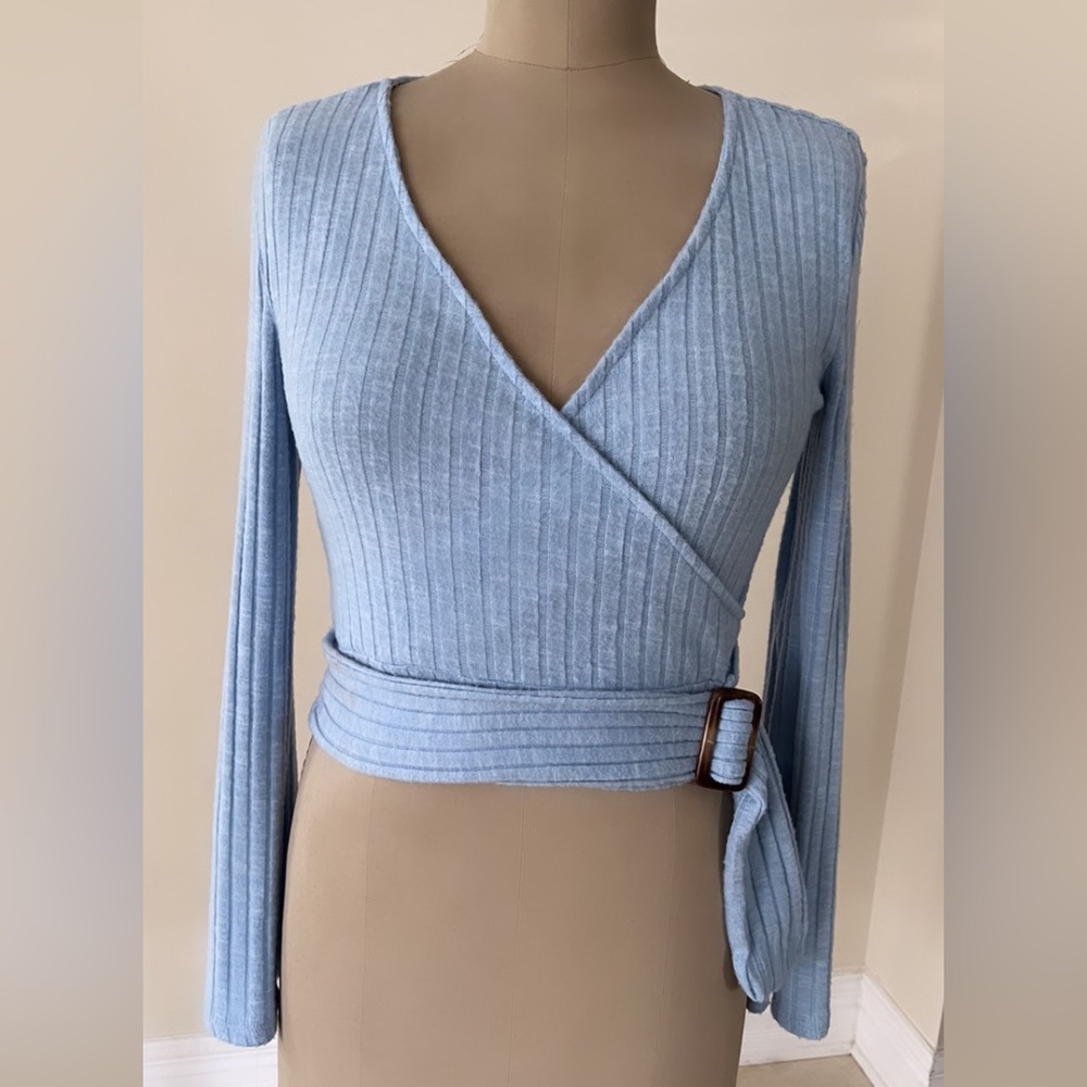 BP Women’s pullover sweater V neck long sleeve in light blue. Size S
